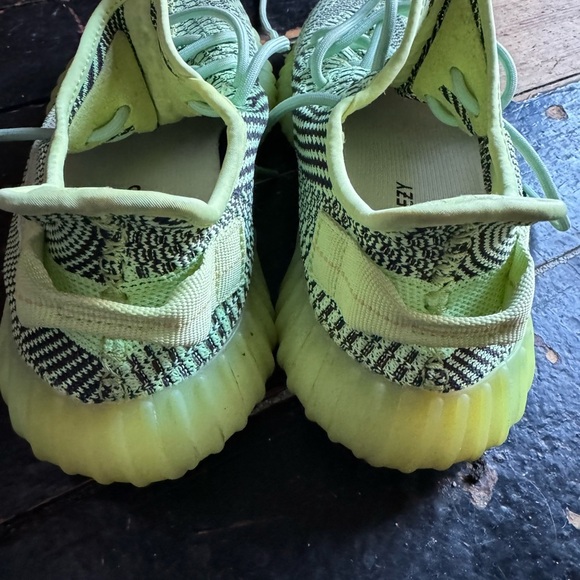 Men's adidas Yeezy Boost 350 V2 size 9 Neon Green - AUTHENTIC! - Picture 3 of 11